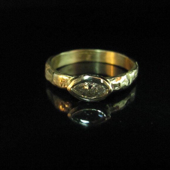Engagement ring. 14K solid Yellow gold ring set with 0.25ct Marquise diamond. - Picture 3 of 9